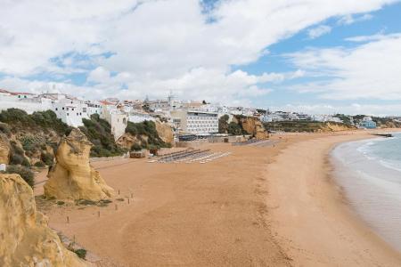 Eine der typischsten Touristenstädte an der Küste ist Albufeira. Am Strand Praia dos Pescadores tummeln sich im Sommer Tause...