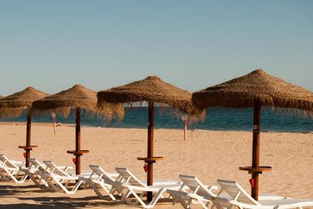 Bei gutem Wetter jedoch locken die Sandstrände. Und davon hat die Algarve reichlich zu bieten. Mit etwas Glück sind selbst i...
