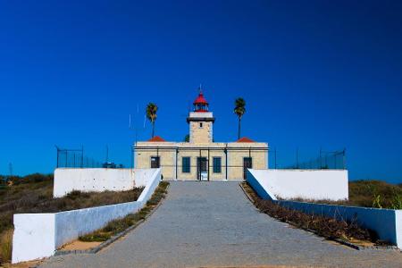 Auch Leuchttürme prägen die Küste an der Algarve. Diese sind vor allem in der Nähe von schroffen Felsen zu finden. Der Leuch...