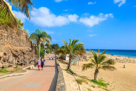 FUERTEVENTURA: Die Kanarischen Inseln gelten als das Refugium für Sonnensüchtige schlechthin. Um die 27 Grad, türkisblaues W...