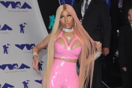 Nicki Minaj. Die Sängerin tauchte in einem grauenvollen pinken Latex-Anzug auf, der nicht nur im Schritt viel zu eng saß...