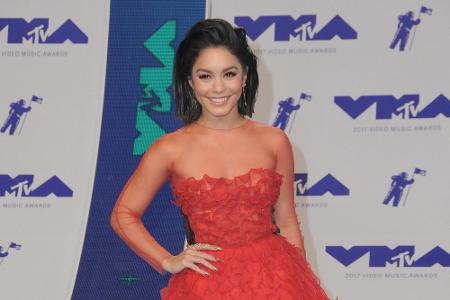 Besser machte es da schon Vanessa Hudgens in ihrem roten Abendkleid mit transparenten Einsätzen und ausgestelltem Rock.