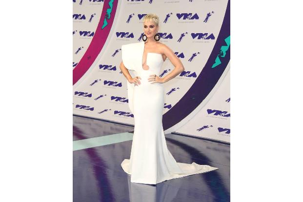 Katy Perry war Gastgeberin der diesjährigen MTV Video Music Awards, wählte ein Kleid des französischen Designers Stéphane Ro...