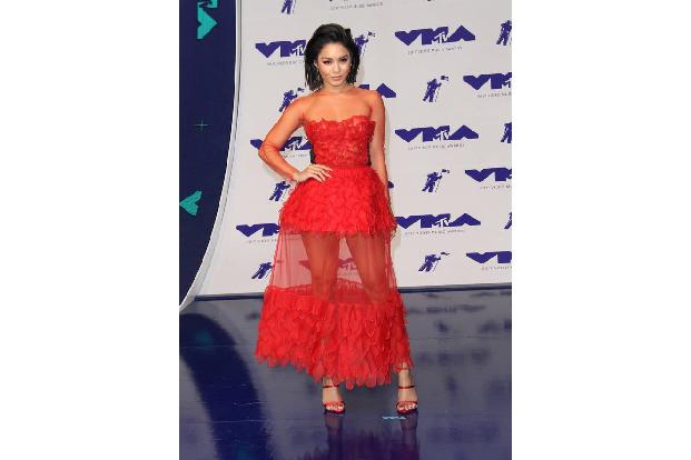 ...viel Transparenz zu zeigen, ist ein Trend, der auch am Sonntagabend stark vertreten war. Vanessa Hudgens in Yanina Coutur...