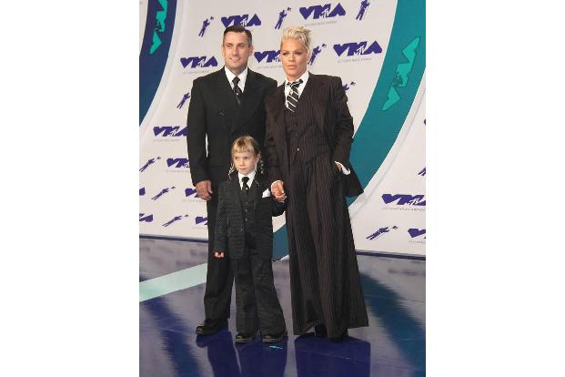 ...bevorzugte Sängerin Pink mit Familie einen braveren Einheitslook. Ihr Ehemann Carey Hart und Töchterchen Willow machten e...