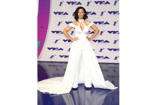 ...Mode- und Musikgeschichte kam durch Rapperin Cardi B zu den MTV Video Music Awards: Wem bei dem Dress von Christian Siria...