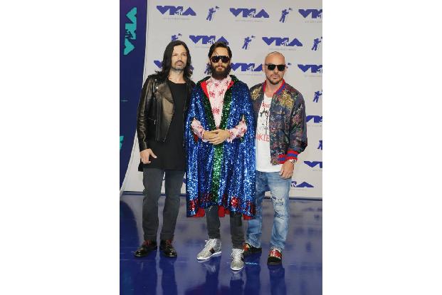 ...auch Männer konnten auf dem roten Teppich der VMAs glänzen. Im wahrsten Sinne des Wortes sogar. Jared Leto stellte mit se...