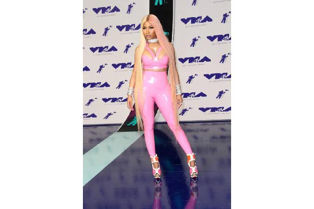 ...man kann auch anders im Gedächtnis bleiben. Wenn Nicki Minaj von oben bis unten in rosa Spandex gehüllt ist, vergisst man...