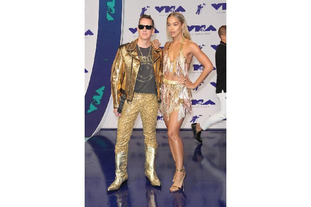...fast schon normal kam Moschino-Kreativchef Jeremy Scott in Begleitung von Influencerin Jasmine Sanders. Solche Outfits si...