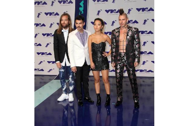 ...war hingegen DNCE, genauer gesagt eigentlich nur der Schnauzer von Joe Jonas. Hat man den gesehen, waren die Looks der Ba...