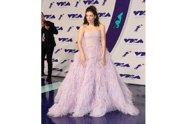 ...nicht mehr an Lorde erinnern kann, wird es spätestens wieder nach den MTV Video Music Awards 2017 können. Das Red-Carpet-...