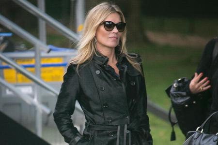 Kate Moss in einem klassischen, schwarzen Trenchcoat