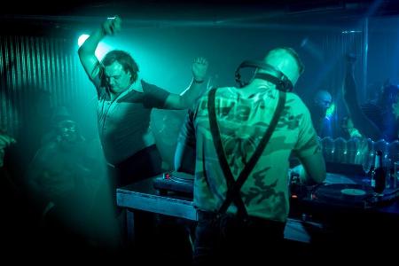 Charlie im Techno-Fieber