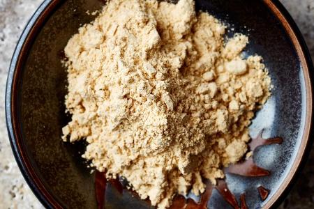 Maca lässt sich in Pulverform vielseitig einsetzen