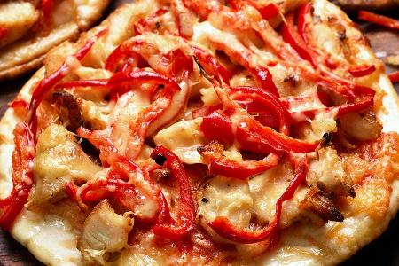 Beim Belegen der Naan-Pizza sind der Fantasie keine Grenzen gesetzt
