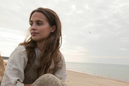 Sophia (Alicia Vikander) ist wehmütig am Strand