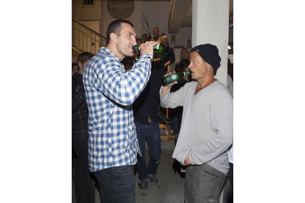 ...Wladimir Klitschko jetzt wohl mit seiner neu gewonnen Freizeit treibt? Sich vielleicht öfter mit seinem Kumpel Til Schwei...