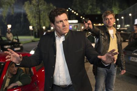 Kommissar Barschl (Francis Fulton-Smith, l.) zieht den Zorn von Franz Eberhofer auf sich