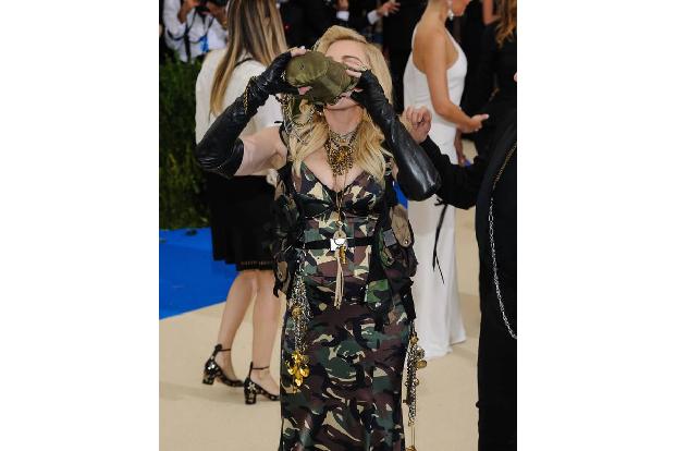 ...inszenierte sich auch ihres Looks entsprechend: Die Queen of Pop trank zumindest stilecht aus einer Feldflasche auf dem T...