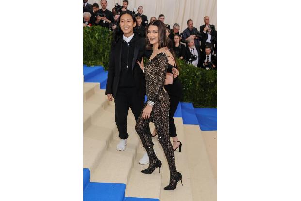 ...Alexander Wang, der mit ihr die Treppen des Metropolitan Museum of Art hinauf schritt. Seine Muse - überhaupt eine wie Be...