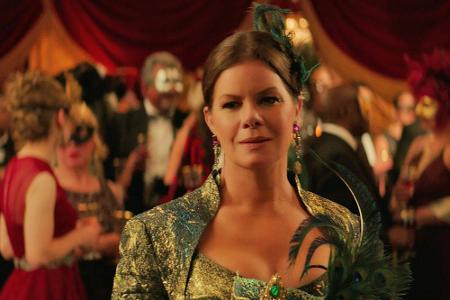 Gemeinsam nimmt das Paar an einem Maskenball teil, den Christians Mutter Grace (Marcia Gay Harden) ausrichtet. Alle sind beg...