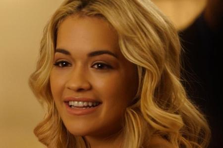 Christians Schwester Mia (Rita Ora) hat große Freude daran, Ana unter ihre Fittiche zu nehmen. Sie präsentiert zudem einen n...