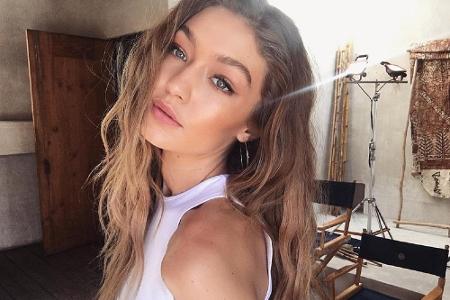 Gigi Hadid legt den Kopf nach hinten und zieht die Schulter nach vorne. Bestimmt kein Foto, das nebenbei mal schnell gemacht...