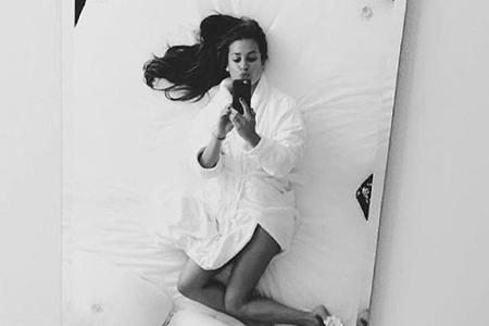 US-Sängerin Lea Michele hat etwas anderes gewagt: Sie hat anscheinend einen Spiegel über ihrem Bett hängen. Wie praktisch fü...
