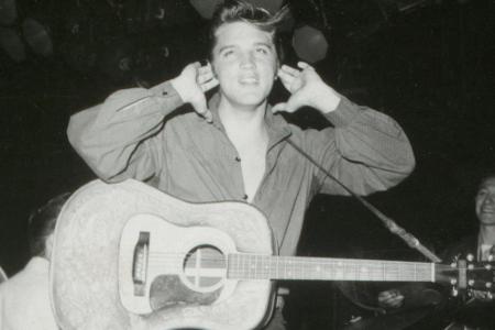Elvis Presley (1935-1977), der King of Rock 'n' Roll, starb am 16. August 1977 - aber nicht nur Verschwörungstheoretiker sin...