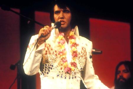 Und auch seine Bühnen-Outfits sind legendär und wurden schon von Stars wie Bono kopiert, der einen an Elvis angelehnten gold...