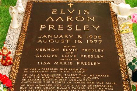 Elvis wurde am 18. August zunächst auf dem Forrest Hill Friedhof neben seiner Mutter beerdigt. Nachdem versucht worden war, ...