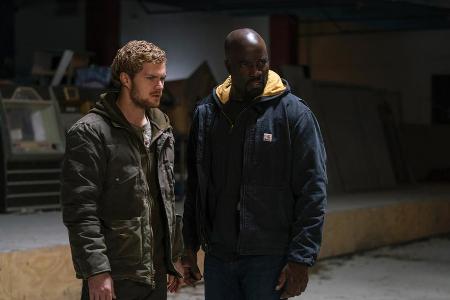 Finn Jones (l.) und Mike Colter in 