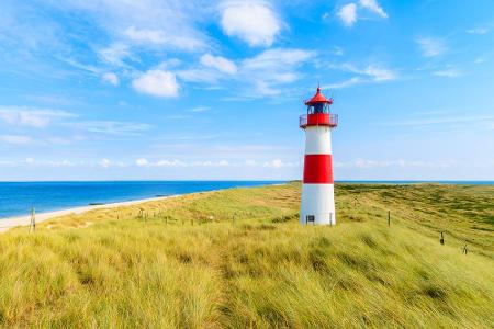 Unsere Reise beginnt auf Sylt, genauer gesagt am Leuchtturm List-Ost. Das 22 Meter hohe Bauwerk stammt aus dem Jahr 1857 und...