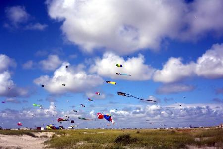 St. Peter-Ording an der Nordseeküste Schleswig-Holsteins ist nicht nur ein Paradies für Freunde des Drachensteigens und Kite...