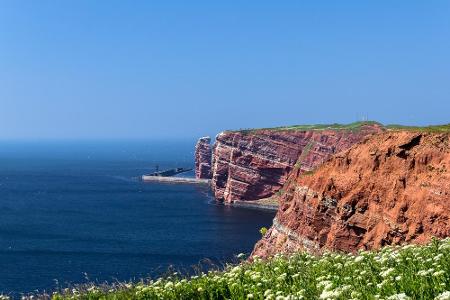 Gänzlich anders ist die Natur auf Helgoland. Endlos weite Blumenwiesen und schroffe, rote Klippen laden zum Verweilen ein. H...