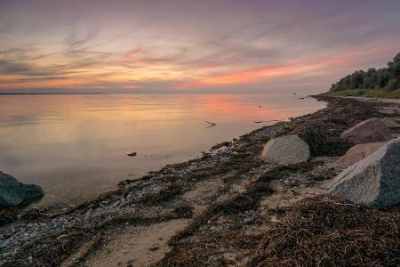 Wenn auf der Insel Poel in Mecklenburg-Vorpommern die Sonne untergeht, ist ein Postkartenmotiv meistens vorprogrammiert. In ...