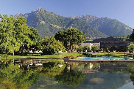 Südtiroler Bergkulisse hinter dem Hotel Therme Meran