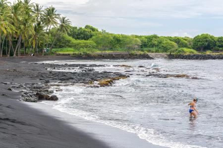Strandurlaub am Punalu'u Black Sand Beach auf Hawaii ist anders - denn wie der Name schon vermuten lässt, haben Vulkanaktivi...