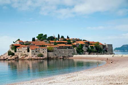 Sveti Stefan ist ein echter Geheimtipp! Die kleine Adria-Insel gehört zu Montenegro und ist durch einen Damm mit dem Festlan...