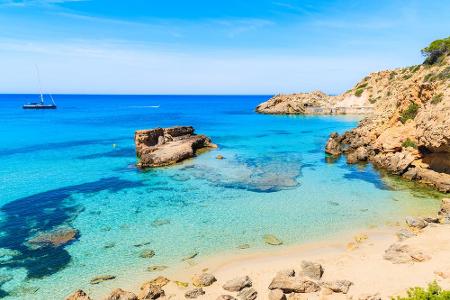 Nicht weniger als der Ruf des schönsten Sandstreifens auf Ibiza eilt dem Strand von Cala Tarida voraus. Die spanische Mittel...