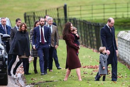...der kompletten Familie. Pippa brachte nicht nur ihre Schwester, deren Mann Prinz William plus deren Kids mit, sondern auc...