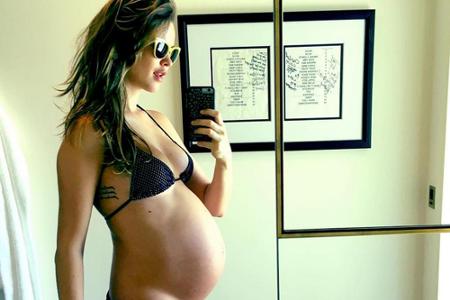 Noch etwas gedulden muss sich Behati Prinsloo (27), die Frau von Maroon-5-Sänger Adam Levine (37). Doch lange kann es auch b...