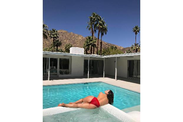 Ashley Graham tankt noch etwas Sonne, bevor sie sich ins Coachella-Geschehen stürzt.