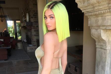 Kylie Jenner präsentierte pünktlich zum Coachella-Auftakt ihre neue neongelbe Haarpracht. Doch diese wurde recht schnell aus...