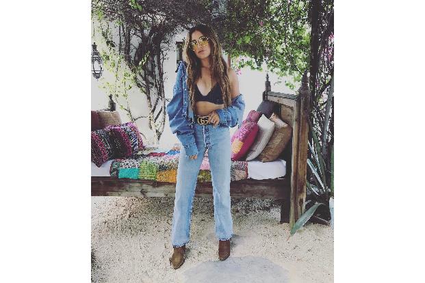 Sängerin Ashley Tisdale im stylischen Jeans-Ensemble.