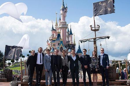 Jerry Bruckheimer (v.l.), Joachim Rønning, Brenton Thwaites, Geoffrey Rush, Johnny Depp, Javier Bardem, Orlando Bloom, Kaya ...