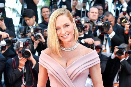 Schauspielerin Uma Thurman legte einen glamourösen Wow-Auftritt in Zartrosé hin. Das enganliegende Kleid schmeichelte ihrer ...