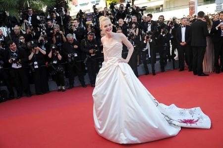 Schauspielerin Elle Fanning schwebte in einer Robe von Designerin Vivienne Westwood zur Eröffnung. Das magische Kleid bestac...