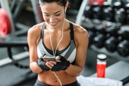 Wer beim Sport seine Lieblingshits hört, strengt sich mehr an. Das ist sogar wissenschaftlich bewiesen. Außerdem weckt Musik...