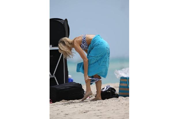 ...Joy das überhaupt wahrgenommen hatte? Sie war nämlich schon wieder damit beschäftigt, ins nächste Schwimm-Outfit zu schlü...